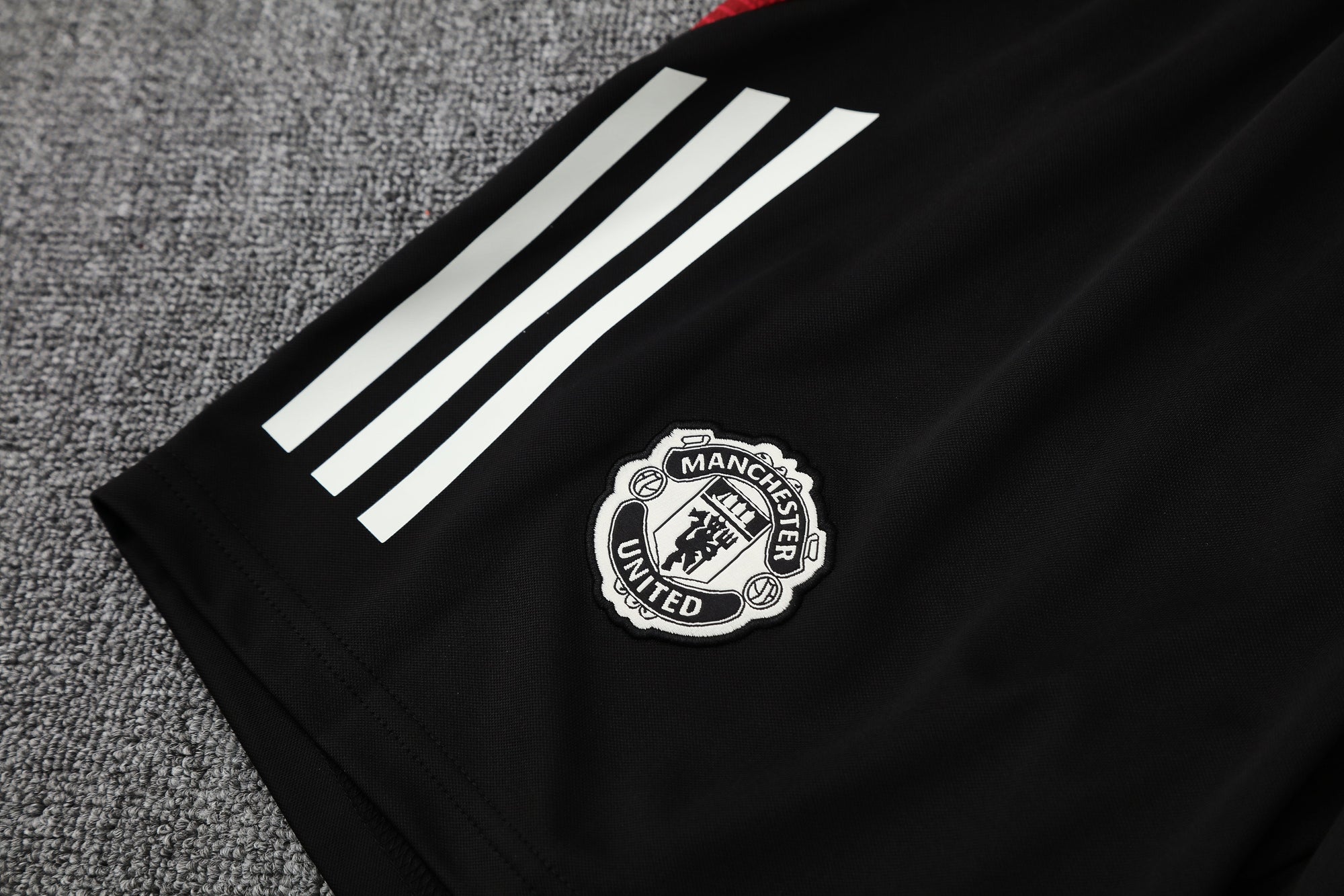 Kit Treino Manchester United 25/26 Masculino - Adidas Vermelho e Preto | Design em Chamas